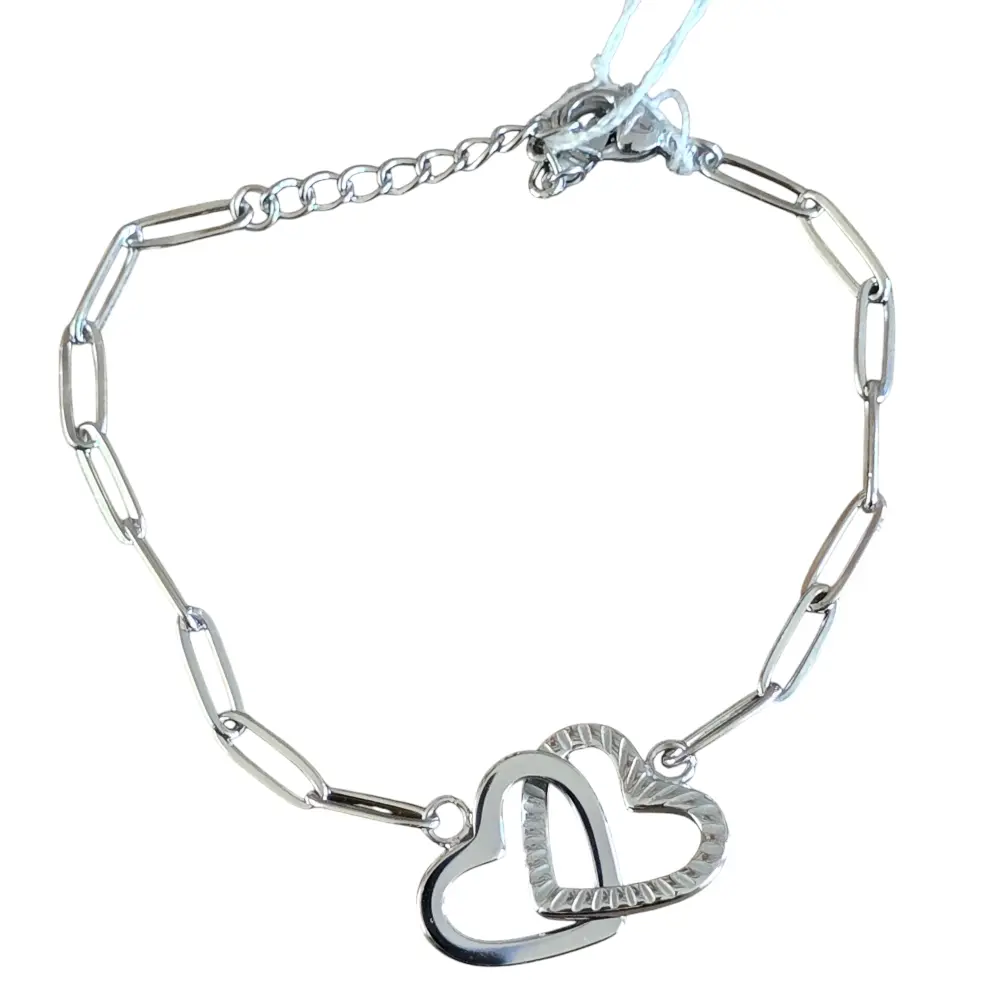 Zilverkleurige Armband met Verstrengelde Harten - Elegante Samensmelting van Liefde en Design