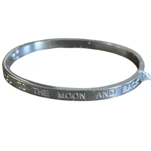 Zilverkleurig slavenarmband met tekst 'Love you to the moon en back